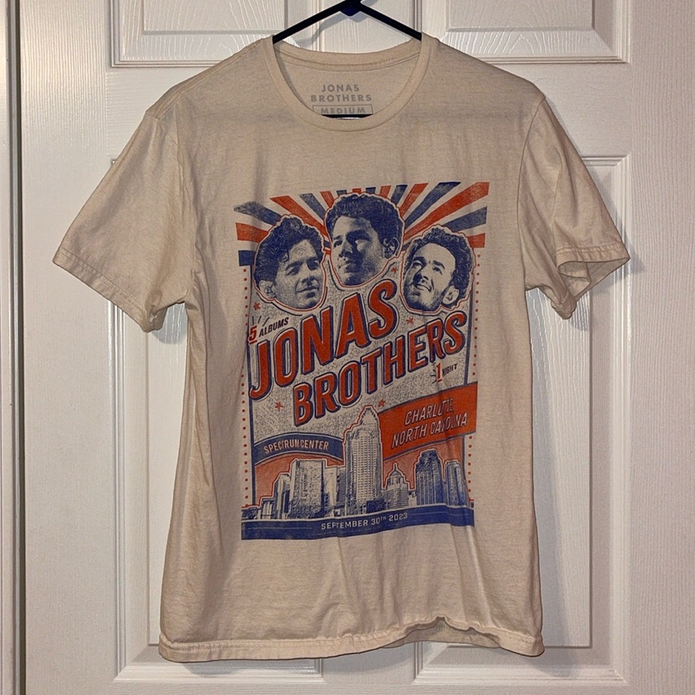 Jonas Brothers The Tour tee size medium